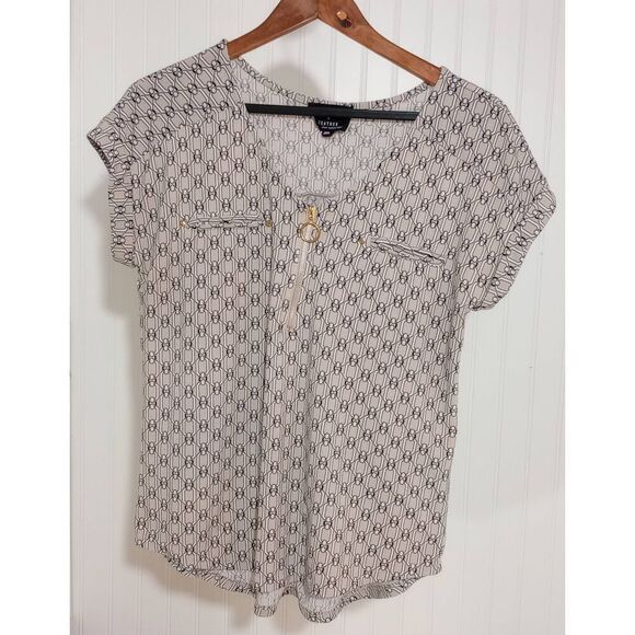 Flower and feather lightweight short sleeve shirt size medium - Picture 1 of 4